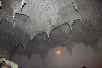  Krápníky na stropě v solné jeskyni Letňany